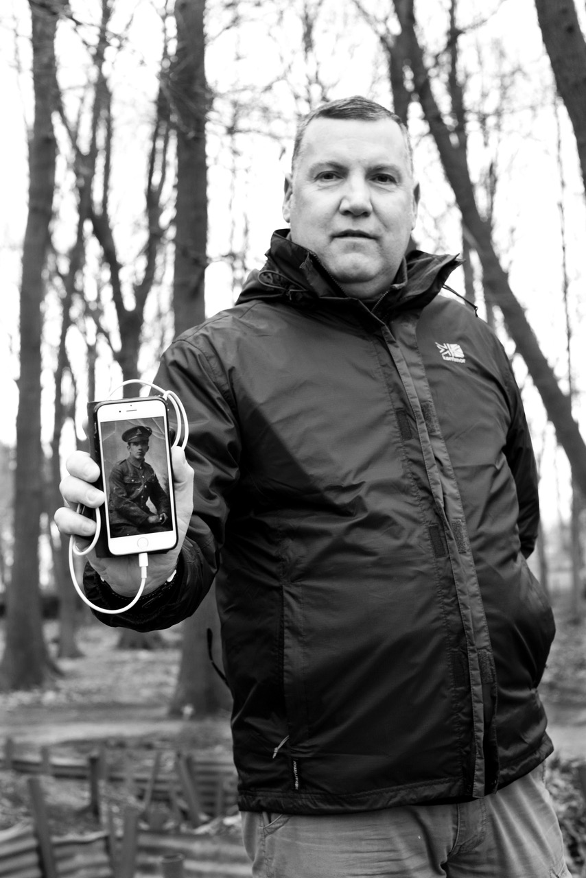 Martin Harley, met foto van gesneuvelde oom. Foto: Claire Felicie.